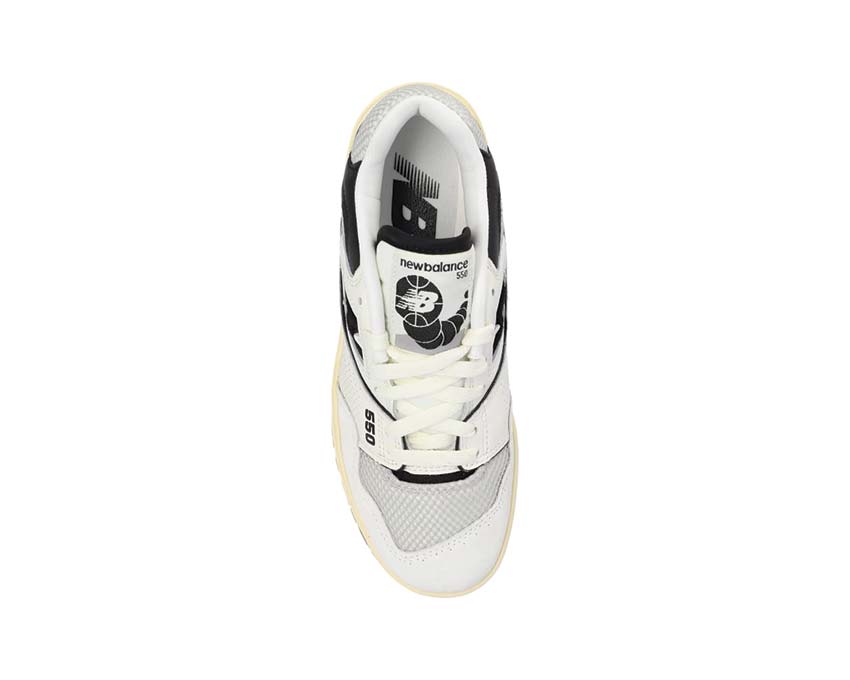 New Balance 550 Sea Salt Black Detail — gesticktes N-Logo an der Flanke