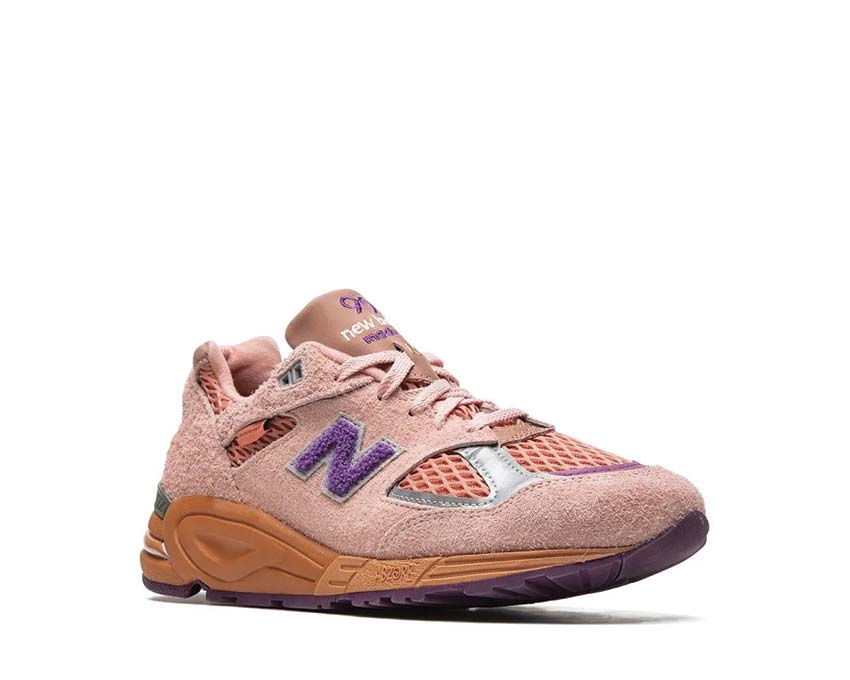 New Balance 990v2 Salehe Bembury vista lateral — diseño signature motivos exclusivos