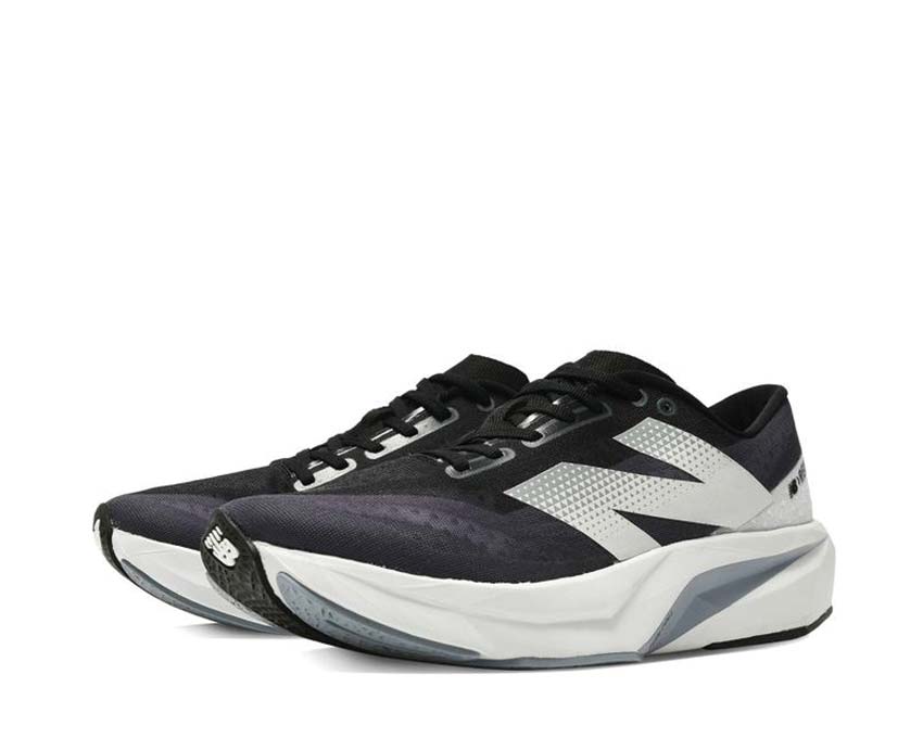 New Balance FuelCell Rebel V4 Graphite vista lateral — parte superior mesh transpirable