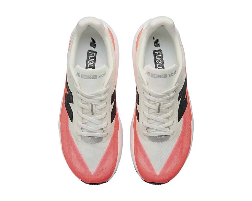 New Balance FuelCell Rebel v5 Urgent Red Detail — NB Logo Kontrast Weiß-Rot