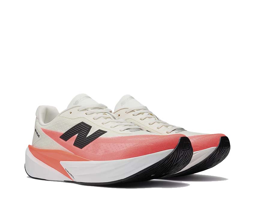 New Balance FuelCell Rebel v5 Urgent Red Seitenansicht — leuchtend rotes reaktives Mesh-Obermaterial