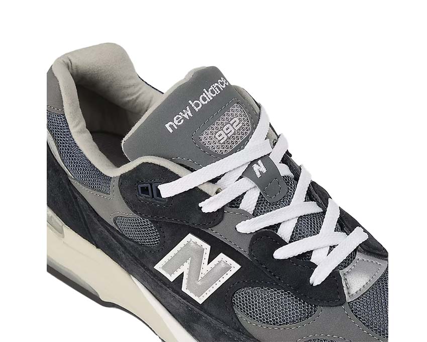 New Balance 992 Navy Grey Silver vue latérale — profil emblématique 992