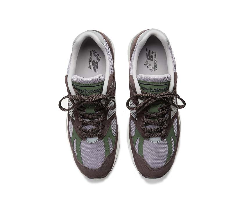 New Balance 991v2 Made in UK Licorice Detail — besticktes N-Logo und Ton-in-Ton-Nähte
