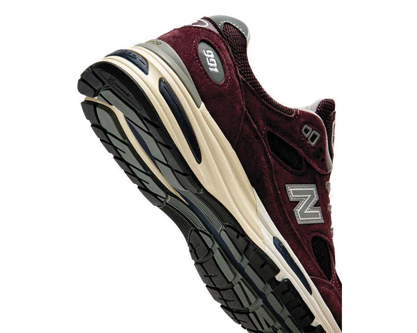 New Balance 991v2 Made in UK Catawba Grape vue latérale — suède violet texturé