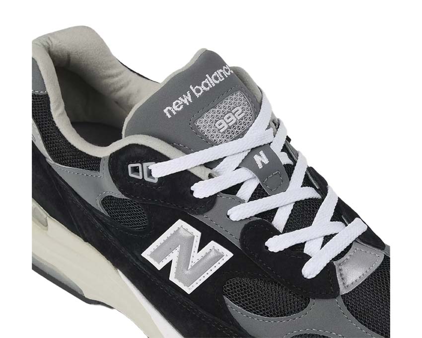 New Balance 992 Core Black vue latérale — tige multimatière noir total Made in USA