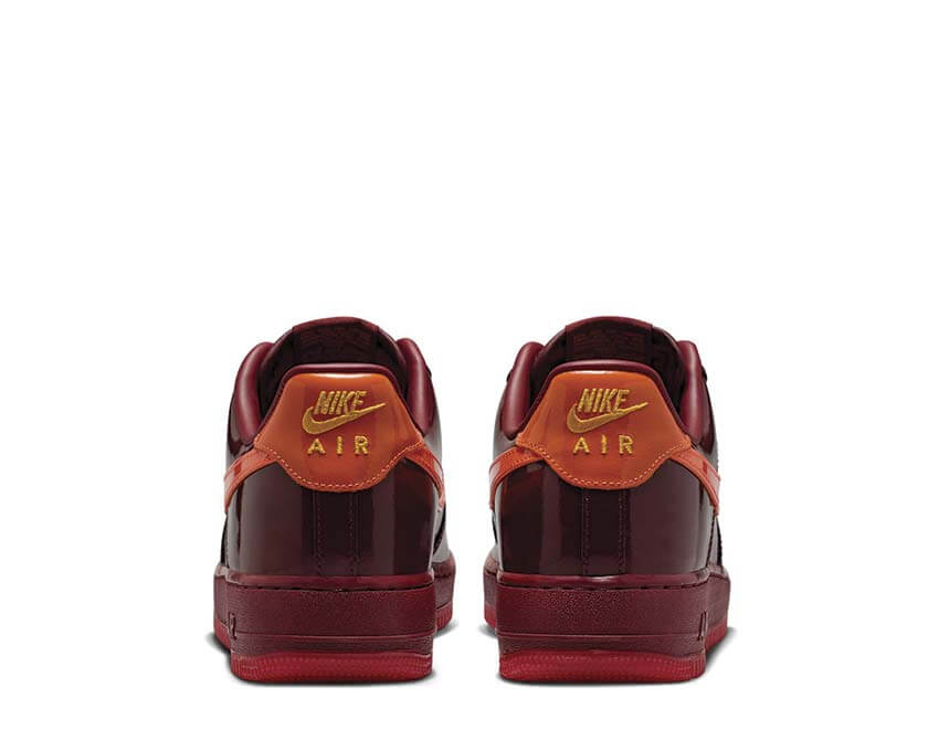 Nike Air Force 1 Low Dark Team Red Detail — glänzendes rotes Lackleder