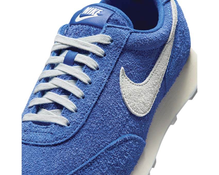 Nike Daybreak SDE SP Hyper Royal vista laterale — tomaia scamosciata e nylon blu royal