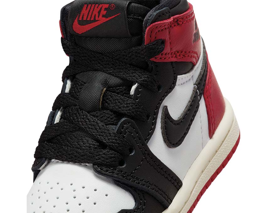 Jordan 1 Retro High OG Black Toe TD vista lateral — cuero negro blanco rojo TD
