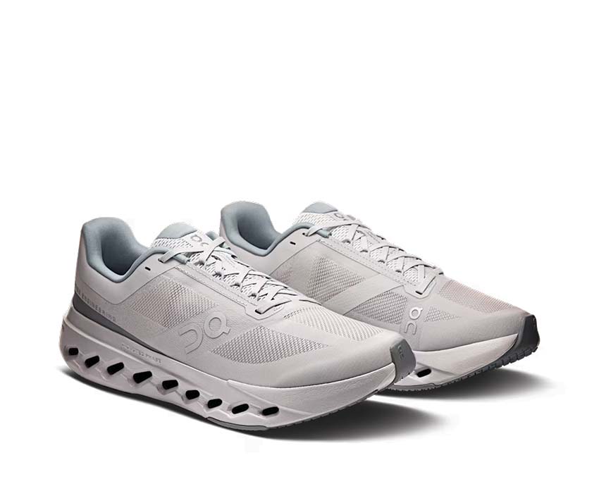 On Cloudsurfer Next Glacier vista lateral — parte superior flexible zapatilla running hombre