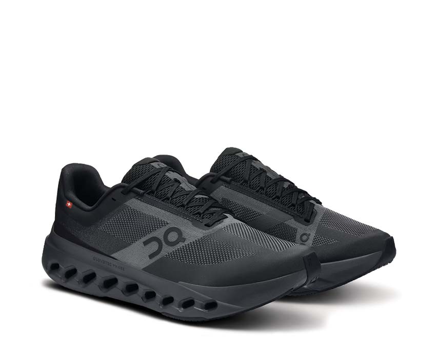 On Cloudsurfer Next Black/Eclipse vista lateral — upper flexible running