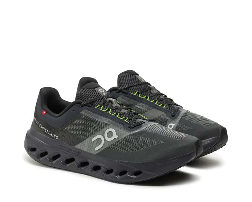 On Cloudsurfer Next Black/Iron vista lateral — parte superior flexible zapatilla hombre