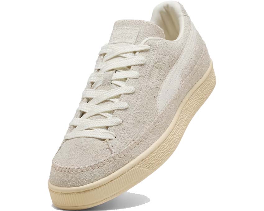 Puma Suede Moccasin White vista laterale — scamosciato bianco immacolato