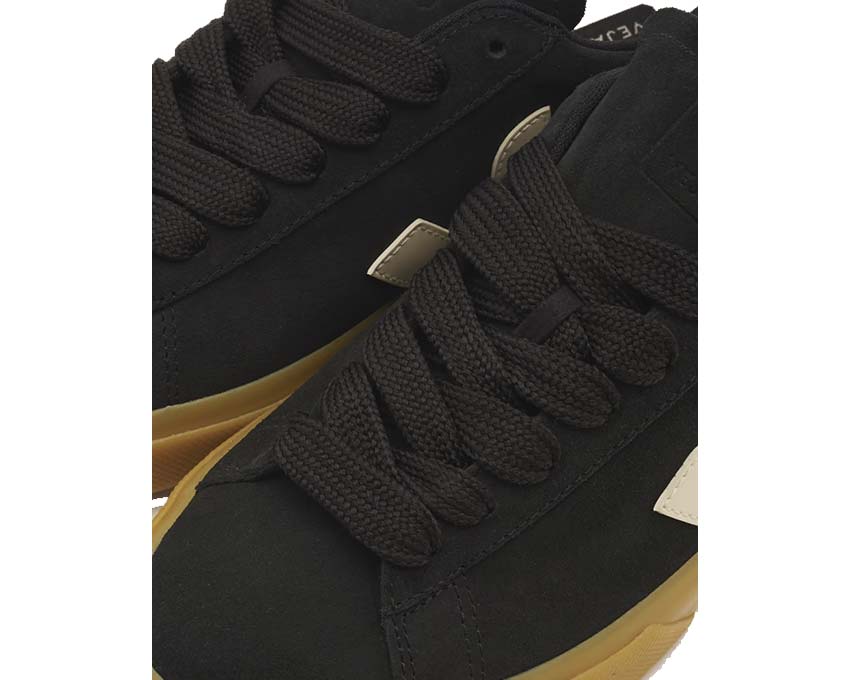 Veja Campo Suede Black Pierre vue latérale — daim noir tannage végétal