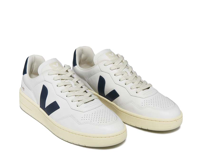 Veja V-90 OT Leather Extra White Nautico vue latérale — cuir blanc et bleu marine