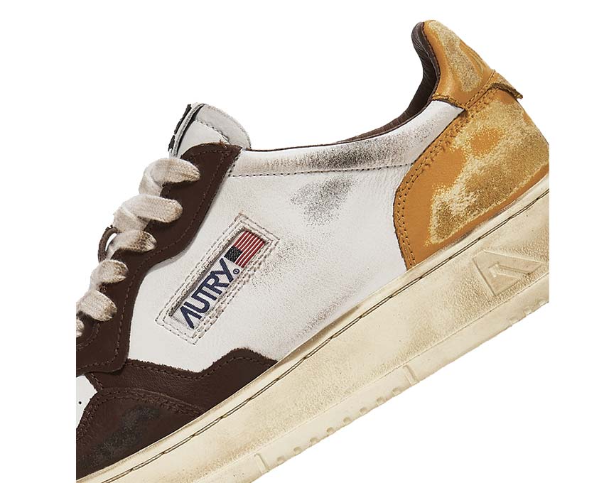 Autry Super Vintage Low Leat White Brown Detail — gesticktes Logo