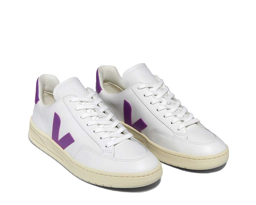 Veja V-12 White/Cosmos vue latérale — cuir lisse bicolore