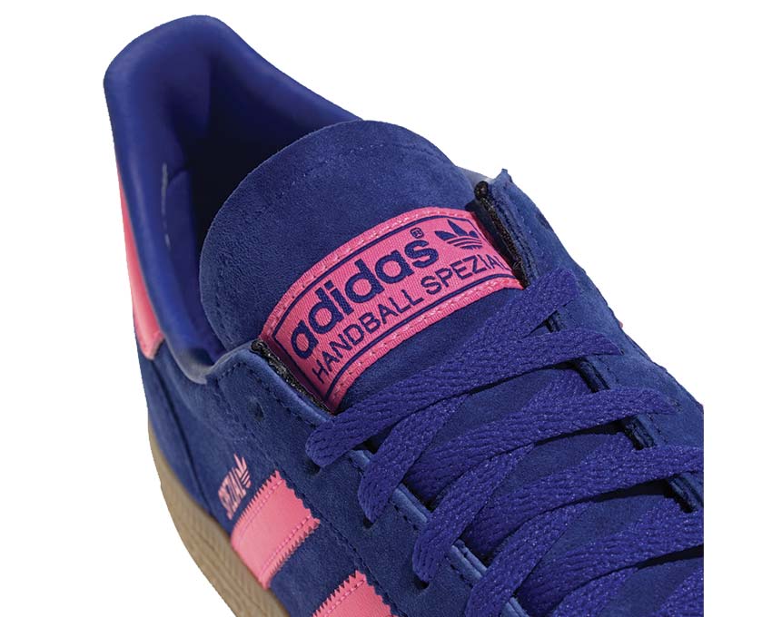 Adidas Handball Spezial Lucid Blue dettaglio — tomaia pelle blu vivido e scamosciato