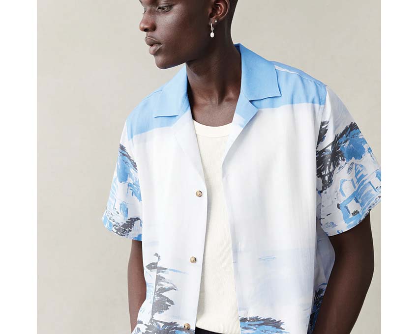 Les Deux Coastal AOP SS Shirt Washed Denim Blue détail — col ouvert loose