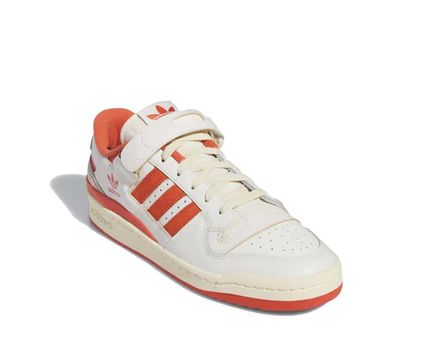 Adidas Forum 84 Low Ivory Yellow vue latérale — sangle velcro et accents jaunes