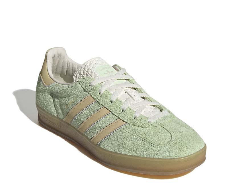 Adidas Gazelle Indoor Semi Green Spark vista laterale — tomaia in camoscio bicolore vivace