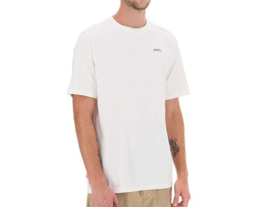 Autry Iconic Tee White détail — broderie logo Autry sur poitrine fond blanc
