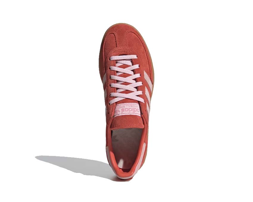 Adidas Handball Spezial Bright Red détail — Three Stripes et languette colorée