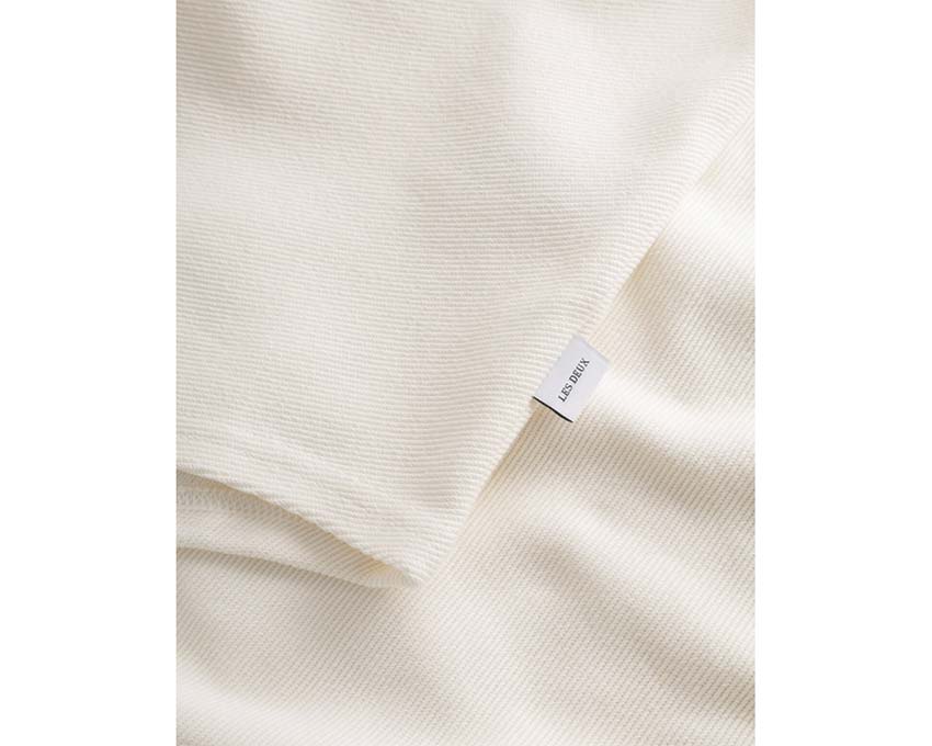 Les Deux Barry Baseball Jersey Shirt Light Ivory dettaglio — collo V logo ricamato