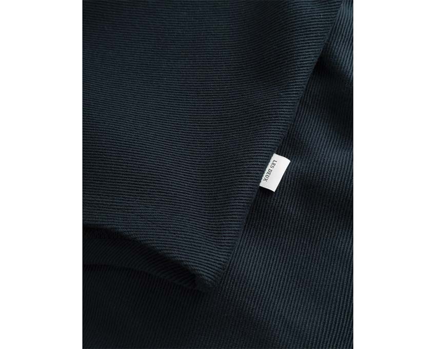 Les Deux Barry Baseball Jersey Shirt Dark Navy Detail — col V broderie logo