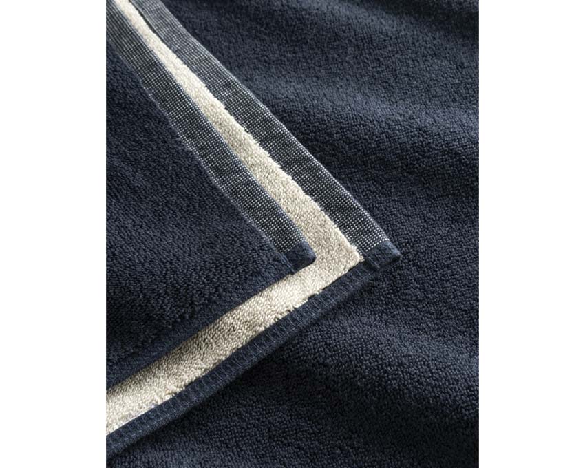 Les Deux Beach Towel Dark Navy Detail — bedrucktes logo navy