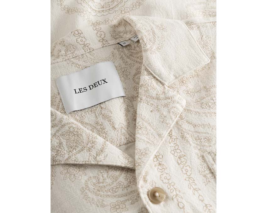 Les Deux Lesley Paisley SS Shirt Light Ivory vista lateral — paisley ligero veraniego
