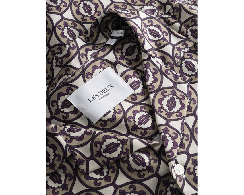 Les Deux Ornament AOP Tencel Shirt Ivory vue latérale — Tencel doux motif ornemental