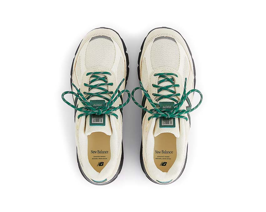New Balance 990v4 Macadamia Made in USA Detail — Wildleder N-Logo Macadamia-Töne