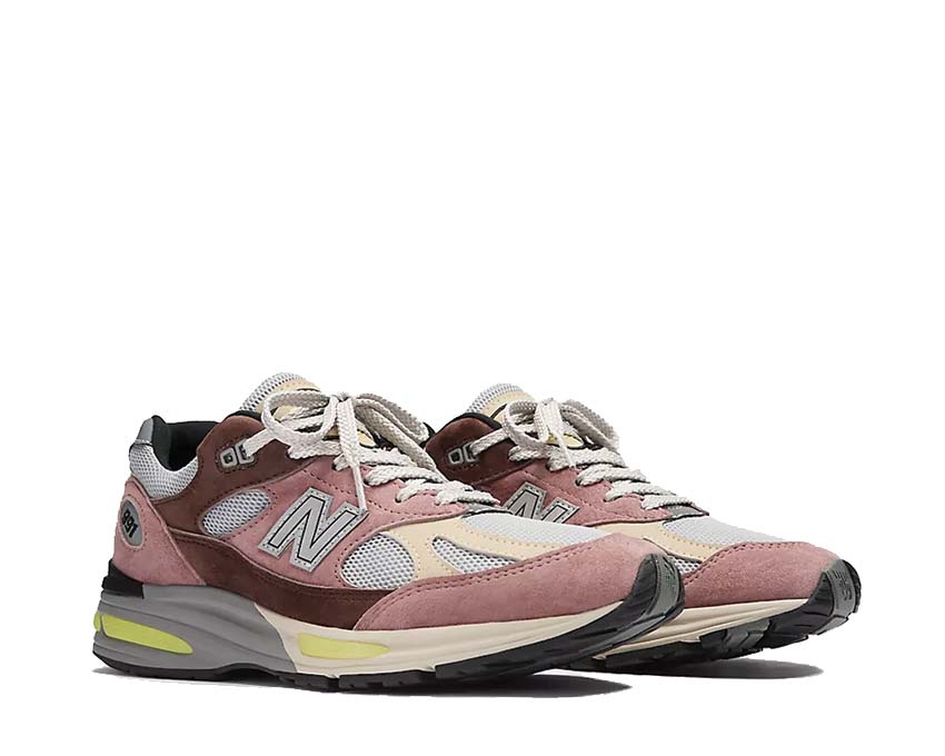 New Balance 991v2 UK Rosewood Deep Taupe Seitenansicht — Wildleder und Mesh Obermaterial
