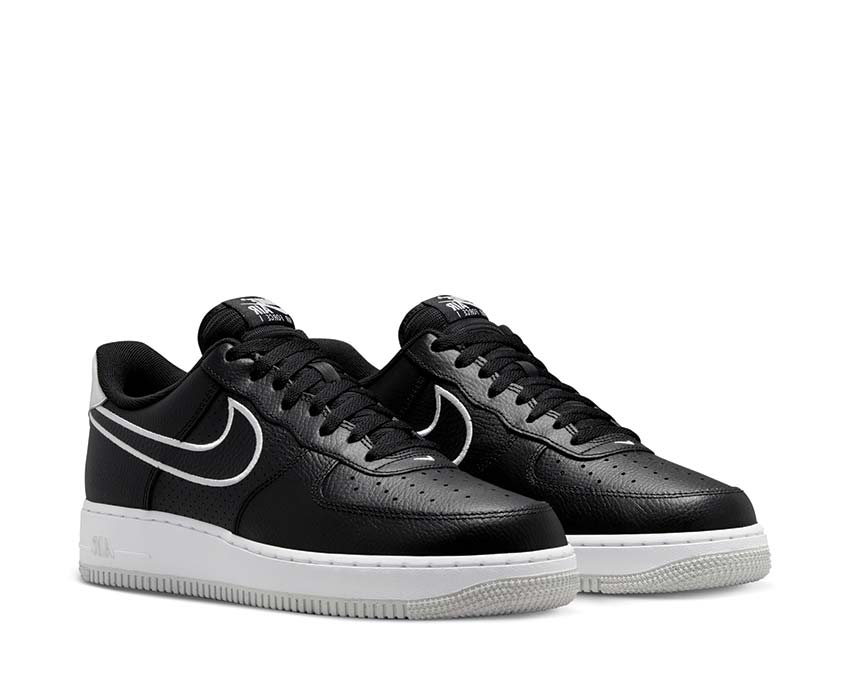 Nike Air Force 1 07 Black Photon Dust White vista lateral — cuero premium
