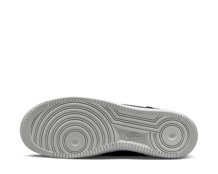 Nike Air Force 1 07 Black Photon Dust White — vista tres cuartos