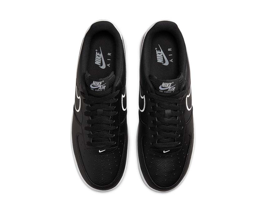 Nike Air Force 1 07 Black Photon Dust White detalle — parte superior cuero