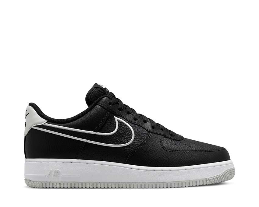 Nike Air Force 1 07 Black Photon Dust White — sneaker hombre cuero liso