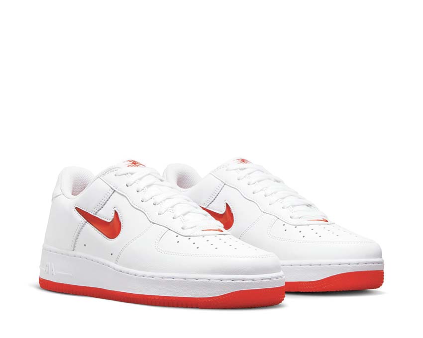 Nike Air Force 1 Low Retro White vista lateral — cuero liso University Red