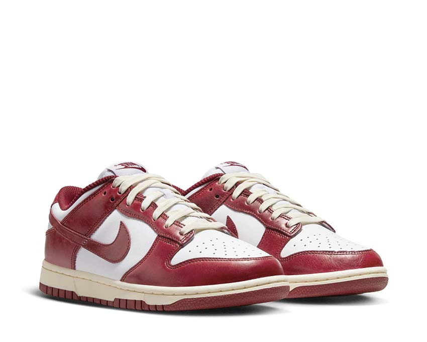 Nike Dunk Low PRM W White Team Red Coconut Milk vue latérale — cuir et daim
