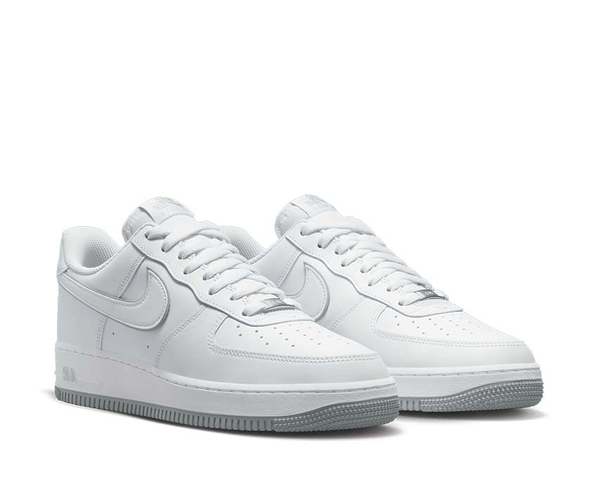 Nike Air Force 1 '07 White Wolf Grey vista laterale — pelle liscia perforata