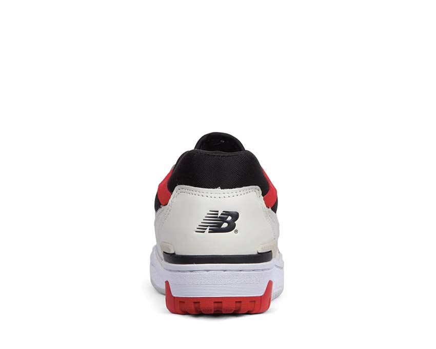 New Balance 550 Sea Salt/True Red Detail — cremefarbenes Leder rote Einsätze