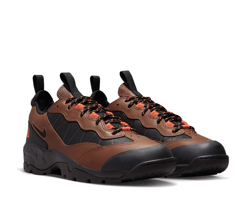 Nike ACG Air Mada Bison Black Hyper Crimson vue latérale — semelle crantée
