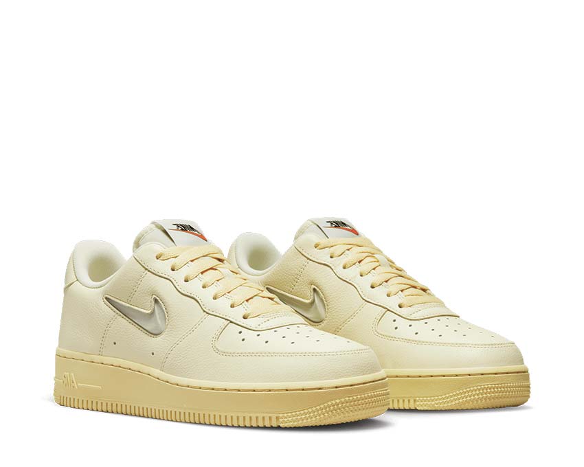 Nike Air Force 1 '07 LX Coconut Milk Light Bone Lemon Wash vue latérale — cuir premium