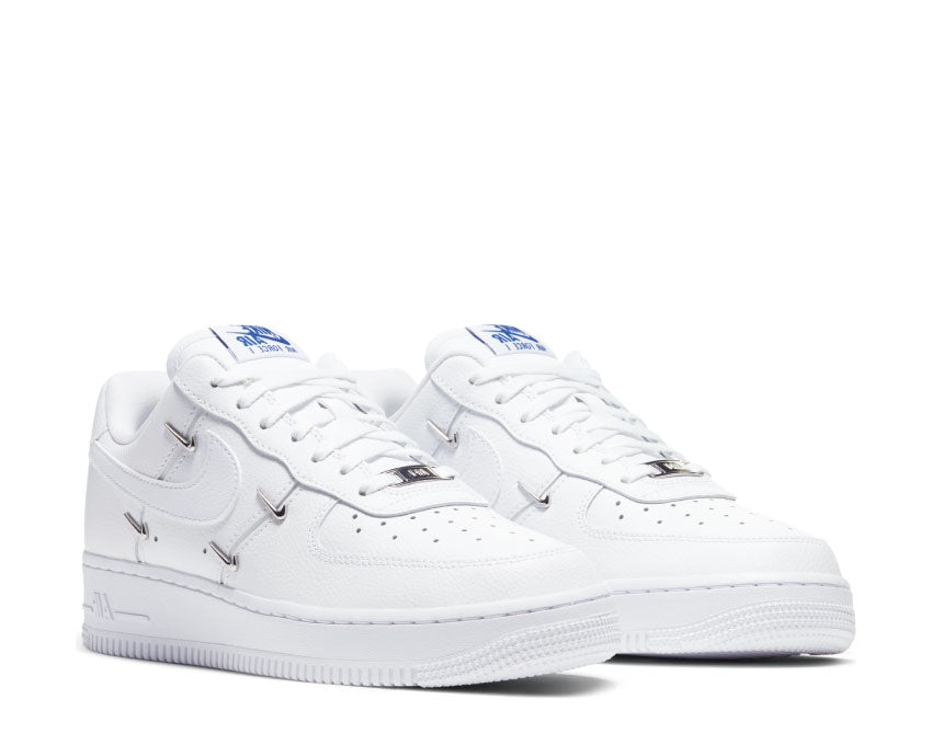 Nike Air Force 1 '07 LX W White Hyper Royal vue latérale — cuir texturé
