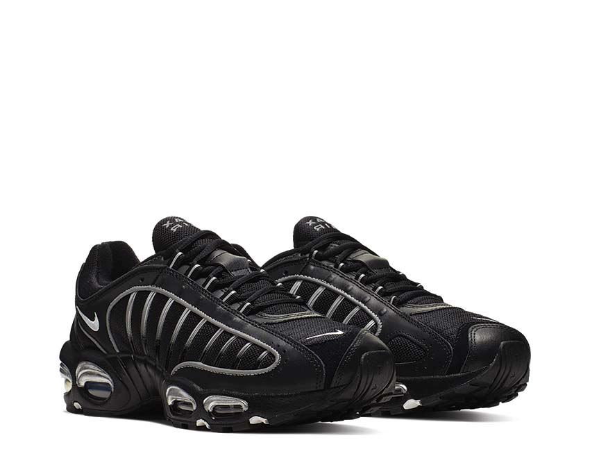Nike Air Max Tailwind IV Black vue latérale — mesh et overlays noirs