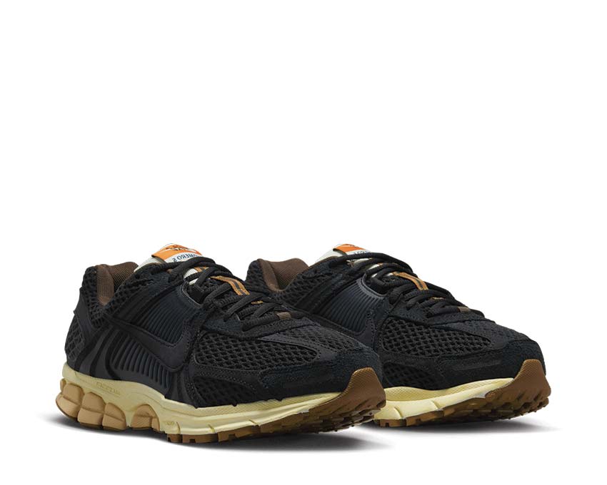 Nike Zoom Vomero 5 PRM Black Sesame vista lateral — mesh premium Vomero 5
