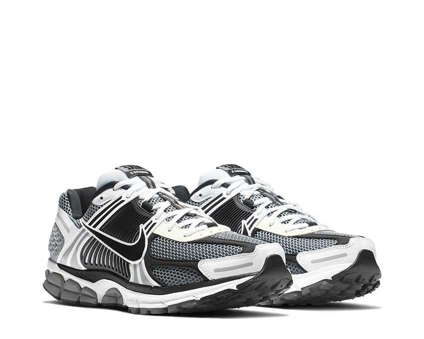 Nike Zoom Vomero 5 SE SP Dark Grey vista laterale — mesh e overlay grigi