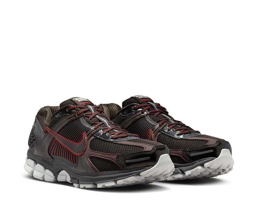 Nike Zoom Vomero 5 Velvet Brown Game Royal vista laterale — mesh tecnico